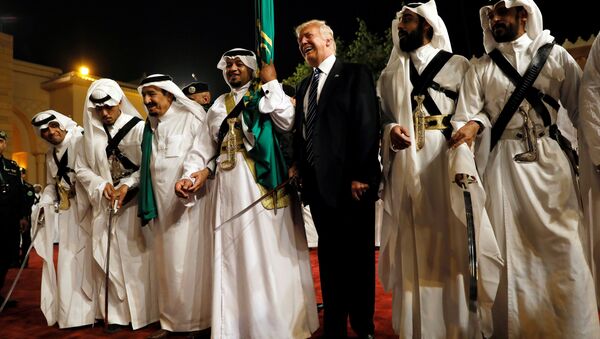 U.S. President Donald Trump dances with a sword as he arrives to a welcome ceremony at Al Murabba Palace in Riyadh, Saudi Arabia May 20, 2017 - Sputnik Việt Nam