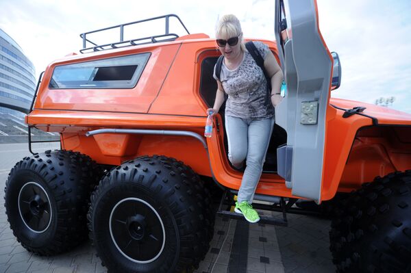 Mẫu xe “jeep thần kỳ” cực hợp với địa hình rừng và đầm lầy của Belarus khiến cả quí bà cũng phải quan tâm... - Sputnik Việt Nam