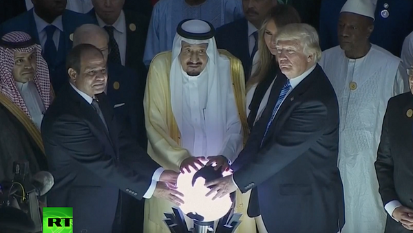 bức ảnh Donald Trump cùng với Vua Ả Rập Salman và Tổng thống Ai Cập Abdel Fattah al-Sisi đặt tay lên một quả bóng phát sáng bí ẩn trong cuộc gặp tại Riyadh - Sputnik Việt Nam