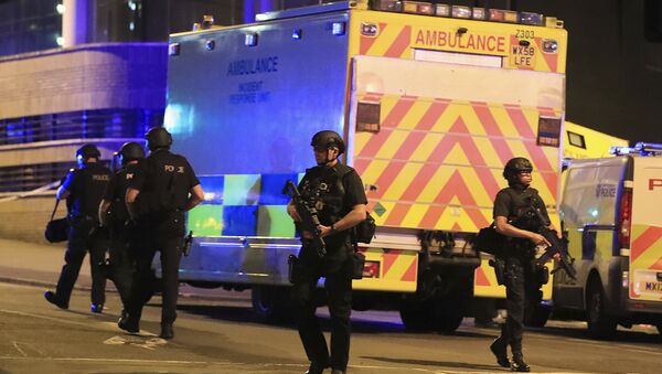 Police stand near an ambulance at Manchester Arena after reports of an explosion at the venue during an Ariana Grande concert on Monday, May 22, 2017. - Sputnik Việt Nam