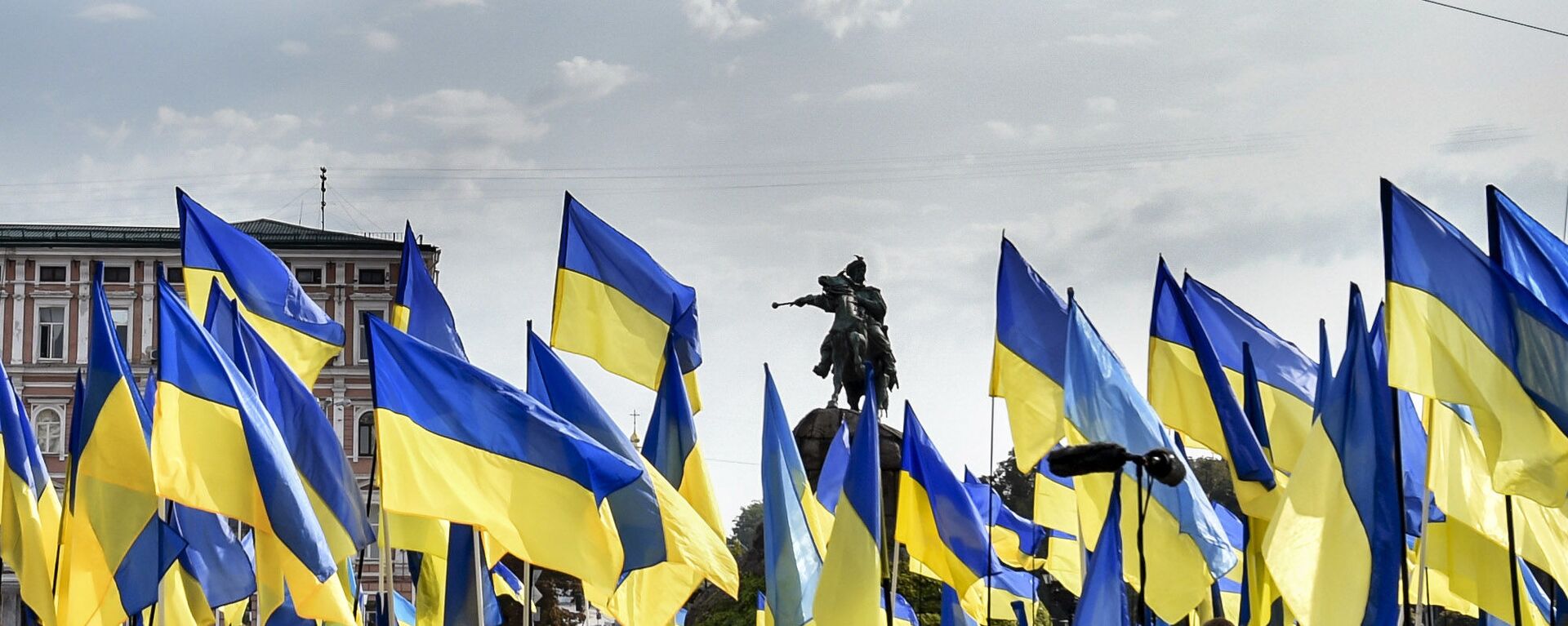 Церемония поднятия Государственного Флага Украины на Софийской площади в Киеве - Sputnik Việt Nam, 1920, 09.06.2022