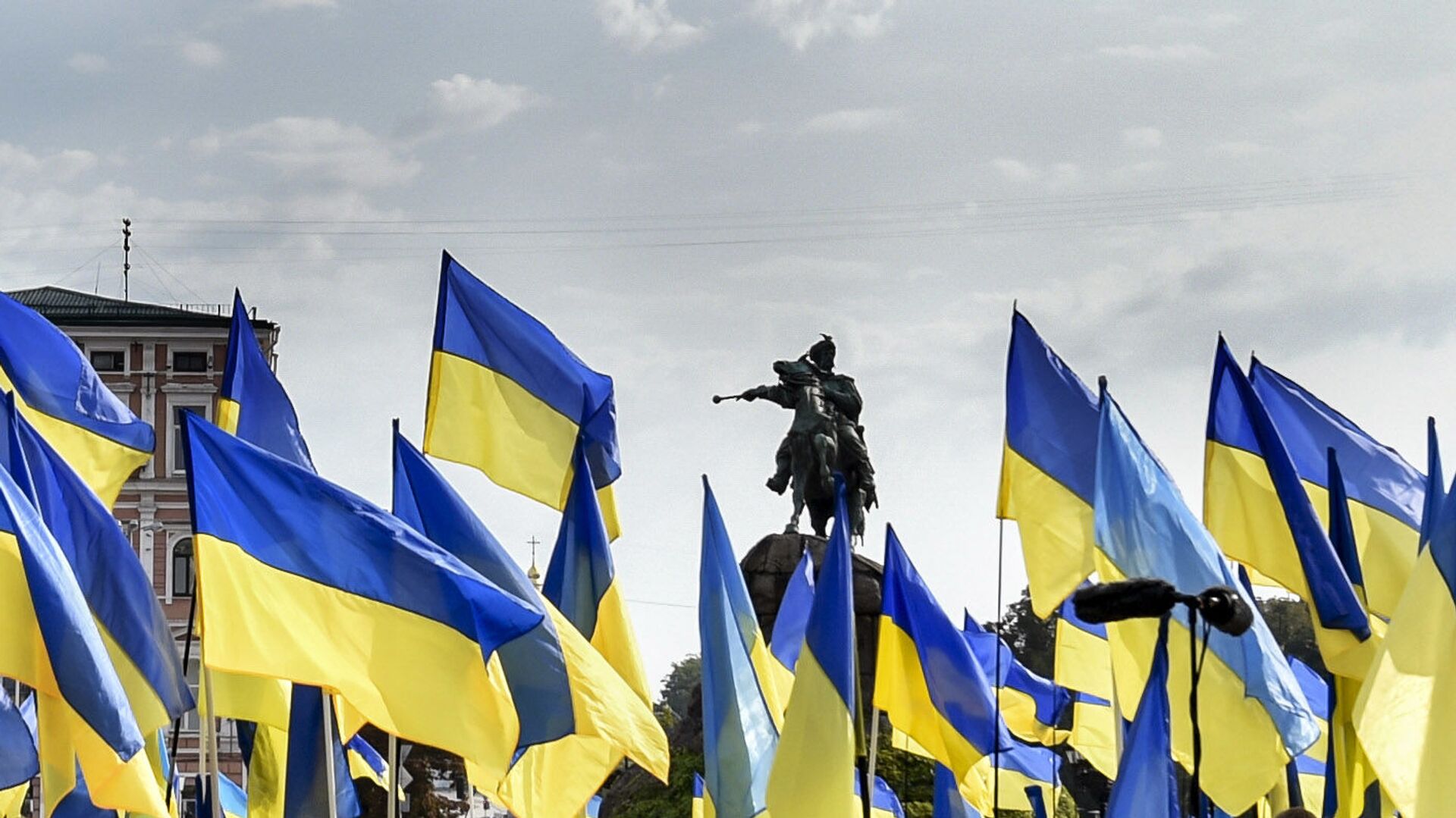 Церемония поднятия Государственного Флага Украины на Софийской площади в Киеве - Sputnik Việt Nam, 1920, 09.06.2022