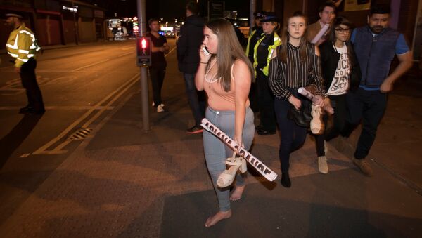 Concert goers gather outside after fleeing the Manchester Arena in northern England where US singer Ariana Grande had been performing. - Sputnik Việt Nam