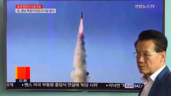 Телевизионный выпуск в Сеуле о запуске КНДР баллистической ракеты Pukguksong-2 - Sputnik Việt Nam