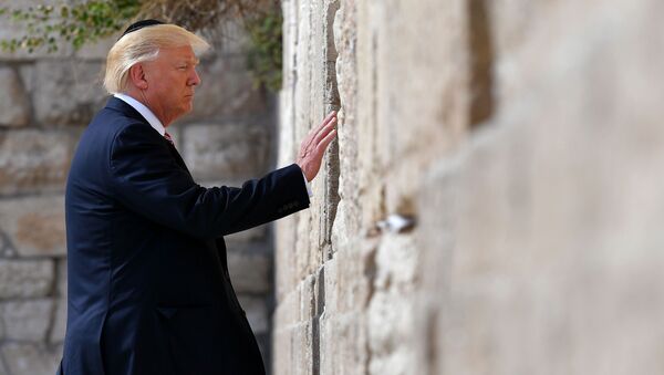 Trump đội 'mũ sợ Chúa' khi thăm Bức tường Than khóc - Sputnik Việt Nam
