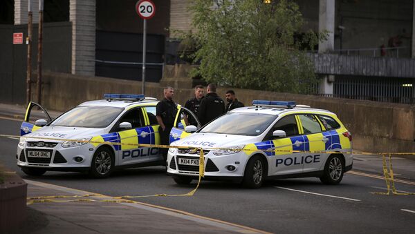 Police officers stand next to their vehicles near the Manchester Arena after a blast at Ariana Grande concert Tuesday May 23, 2017 - Sputnik Việt Nam