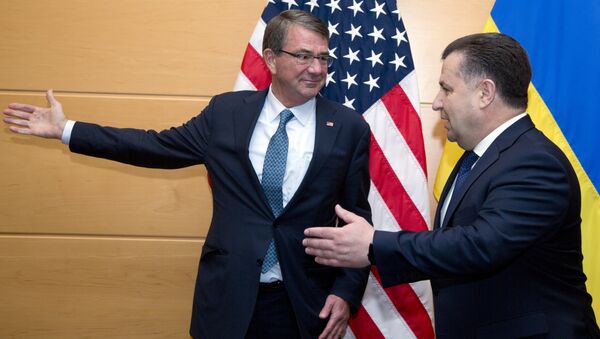 US Secretary of Defence Ash Carter (L) welcomes Ukraine's Defence Minister Stepan Poltorak (R) prior to a meeting at NATO headquarters in Brussels on June 15, 2016 - Sputnik Việt Nam