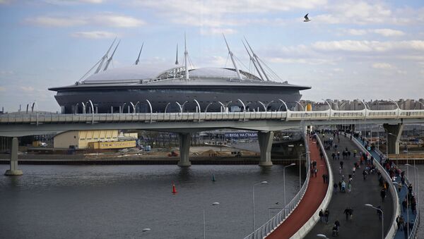 Болельщики на мосту к стадиону Санкт-Петербург Арена в Санкт-Петербурге - Sputnik Việt Nam