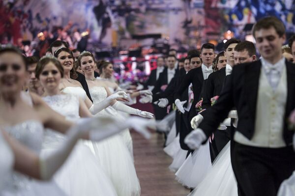 Những người tham gia sự kiện từ thiện Dạ vũ Vienna” trong Gostiny Dvor ở Matxcơva . - Sputnik Việt Nam