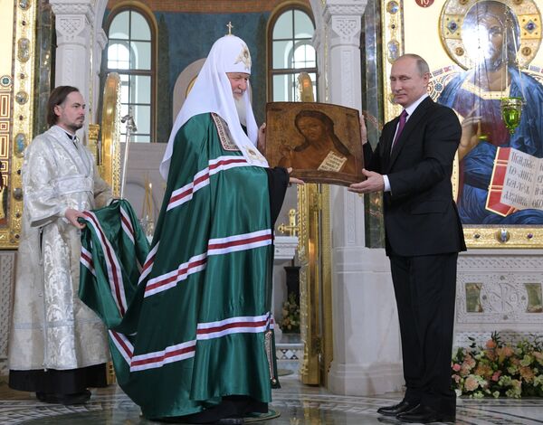 Tổng thống Nga Vladimir Putin trao bức tranh thánh thế kỷ XIX hiến tặng Giáo hội Chính thống Nga - Sputnik Việt Nam