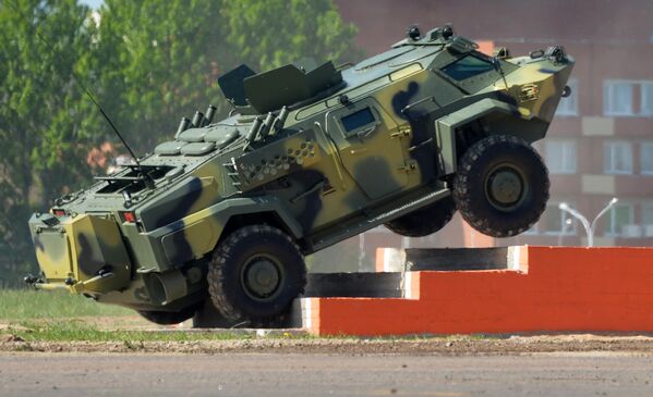 Xe bọc thép  do Belarus sản xuất tại Triển lãm vũ khí và thiết bị quân sự Milex-2017  ở Minsk - Sputnik Việt Nam