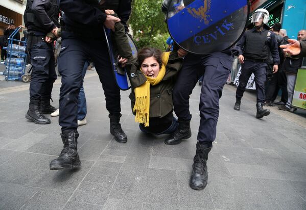 Thổ Nhĩ Kỳ. Cảnh sát bắt giữ một người tham gia biểu tình chống đối tại Ankara. - Sputnik Việt Nam