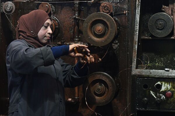 Syria. Nữ nhân viên nhà máy sản xuất dây cáp điện ở ngoại ô Damascus. - Sputnik Việt Nam