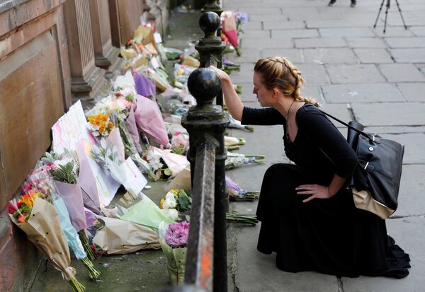 Cô gái đặt hoa viếng những người thiệt mạng trong vụ tấn công khủng bố ở Manchester vào ngày 23 tháng Năm. - Sputnik Việt Nam