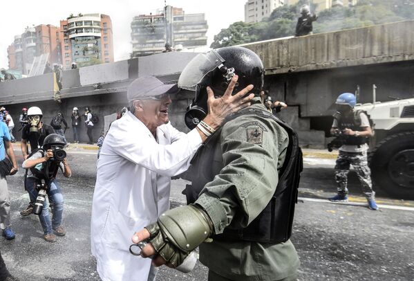 Một lần nữa là Caracas.  Người biểu tình và sĩ quan Cảnh sát Quốc gia Venezuela. - Sputnik Việt Nam