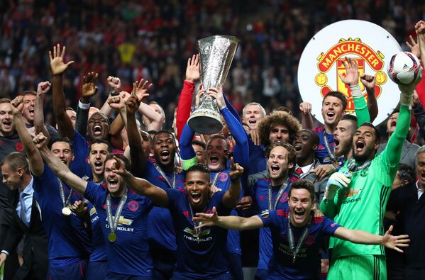 Các cầu thủ bóng đá của Manchester United sau chiến thắng trong Giải Cup UEFA. - Sputnik Việt Nam