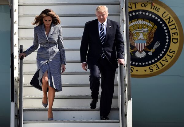 Tổng thống Donald Trump và phu nhân Melania Trump trên cầu thang máy bay tại phi trường Brussels. - Sputnik Việt Nam