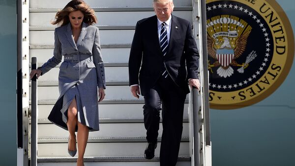 Tổng thống Donald Trump và phu nhân Melania Trump trên cầu thang máy bay tại phi trường Brussels. - Sputnik Việt Nam