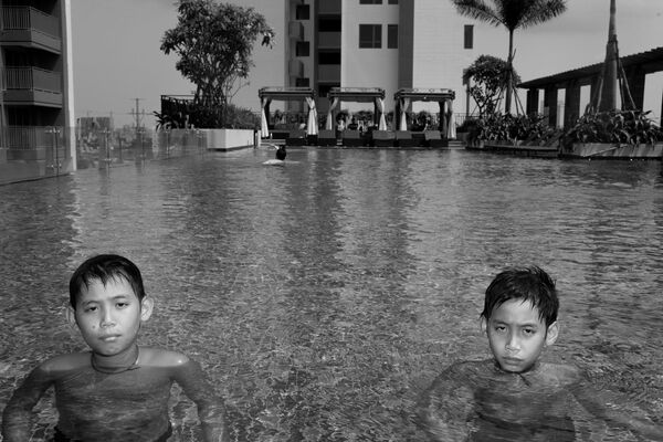 Ron và Chris trong hồ bơi của ba mẹ ở Sài Gòn - Sputnik Việt Nam