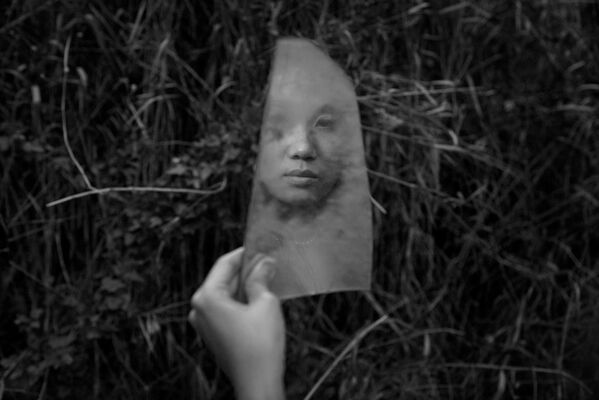 Nét mặt Ngân Nguyễn phản chiếu trong mảnh  gương ở một nơi hoang phế của Sài Gòn - Sputnik Việt Nam