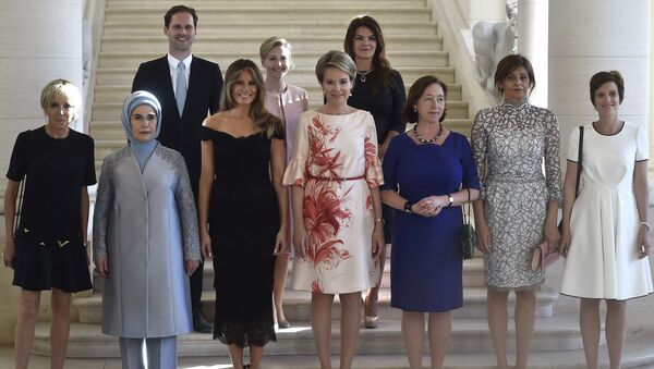 Trong hội nghị thượng đỉnh NATO tại Brussels, bạn đời của Thủ tướng Luxembourg Xavier Bettel là Gautier Destne đã chụp ảnh cùng các bà vợ của các nhà lãnh đạo liên minh. - Sputnik Việt Nam