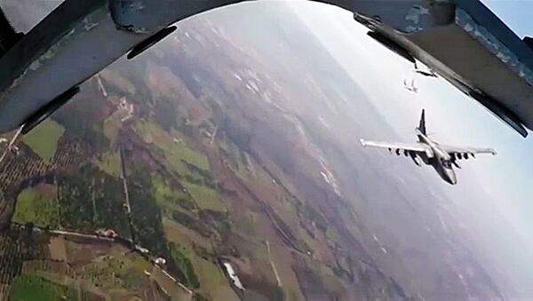 Боевая работа российских Су-25 с АвБ Хмеймим в сопровождении сирийских МиГ-29 - Sputnik Việt Nam