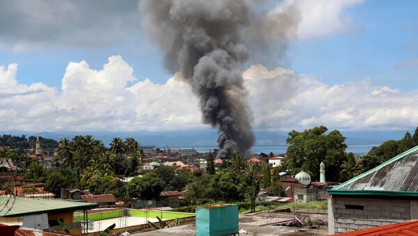 Дым от горящих домов в Марави из-за боевых действий между правительственными солдатами и группой боевиков на юге Филиппин - Sputnik Việt Nam