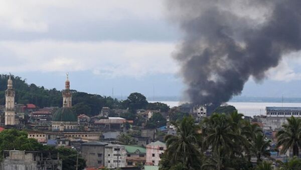 Khói bốc lên do giao tranh tại Marawi. Ảnh: Reuters - Sputnik Việt Nam