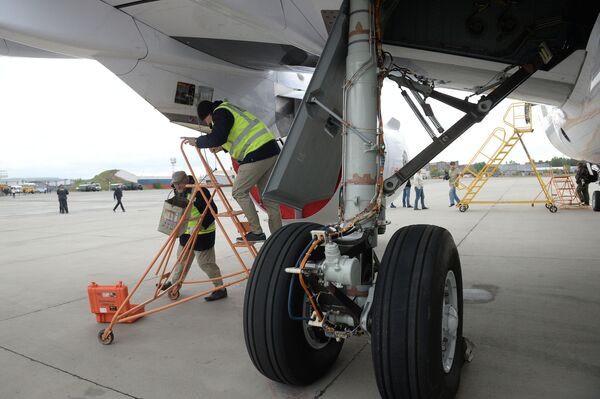 Nhân viên  kỹ thuật nhà máy chuẩn bị cho chiếc máy bay đầu tiên khởi hành. - Sputnik Việt Nam