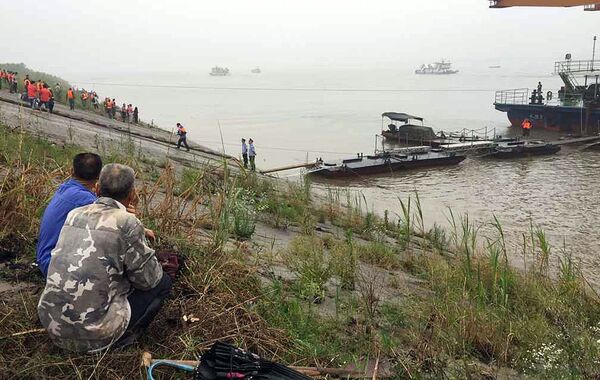Cư dân theo dõi hoạt động tìm kiếm-cứu hộ trên sông Dương Tử - Sputnik Việt Nam