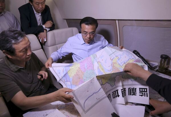 Thủ tướng Trung Quốc Lý Khắc Cường nghiên cứu bản đồ triển khai hoạt động tìm kiếm-cứu hộ trên sông Dương Tử - Sputnik Việt Nam