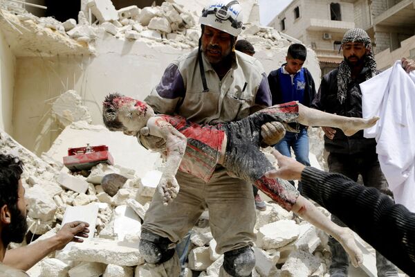 Tác phẩm của nhiếp ảnh gia Syria Hosam Katan Fighter of civil defence carries dead boy – Giải I trong hạng mục “Tin tức chính. Ảnh đơn”. - Sputnik Việt Nam