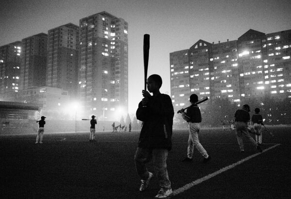 Tác phẩm của nhiếp ảnh gia Trung Quốc Guanguan Liu Poor kids’ baseball team được trao Giải đặc biệt của ban giám khảo trong hạng mục Thể thao. Loạt hình ảnh - Sputnik Việt Nam