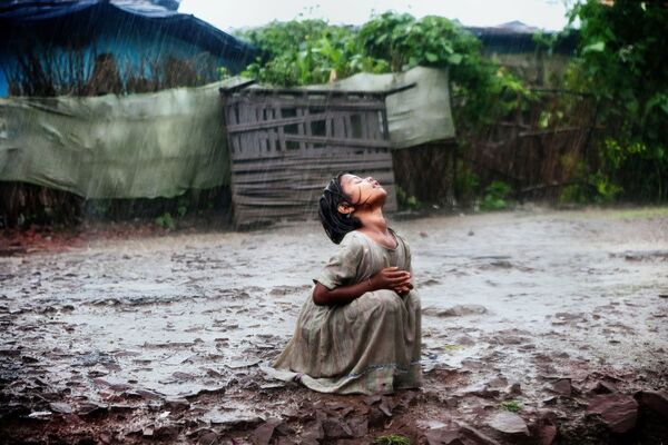 Tác phẩm «Poonam's Tale of Hope in Bhopal» của nhiếp ảnh gia Italy  Alex Masi. Giải III trong hạng mục Cuộc sống thường nhật. Loạt  ảnh. - Sputnik Việt Nam