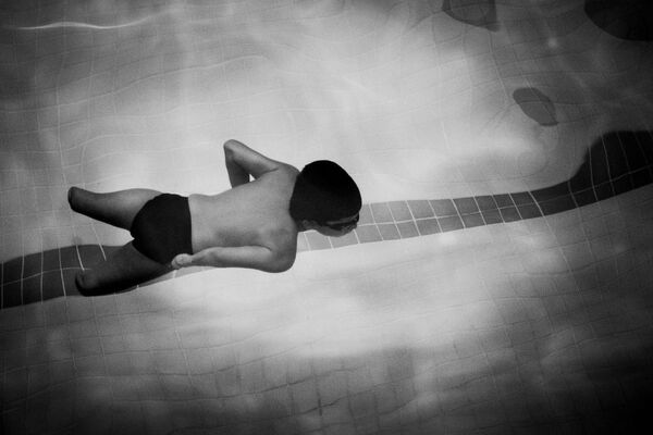 Tác phẩm của nhiếp ảnh gia Iran  Adel Pazyar Like a Fish. Giải I  trong hạng mục Thể thao. Loạt ảnh”. - Sputnik Việt Nam