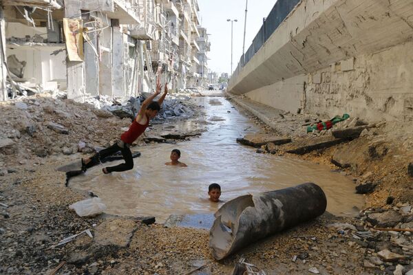 Tác phẩm của nhiếp ảnh gia Syria Hosam Katan Pool in street. Giải II trong hạng mục “Cuộc sống thường nhật. Ảnh đơn”. - Sputnik Việt Nam
