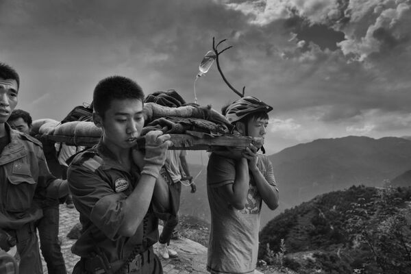 Tác phẩm của nhiếp ảnh gia Trung Quốc Guanguan Liu Yunan Ludian earthquake. Giải  III trong hạng mục “Những tin tức chính. Ảnh đơn”. - Sputnik Việt Nam