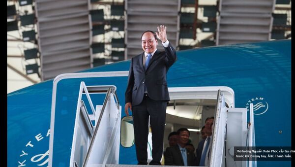 Thủ tướng Nguyễn Xuân Phúc vẫy tay chào trước khi rời máy bay - Sputnik Việt Nam
