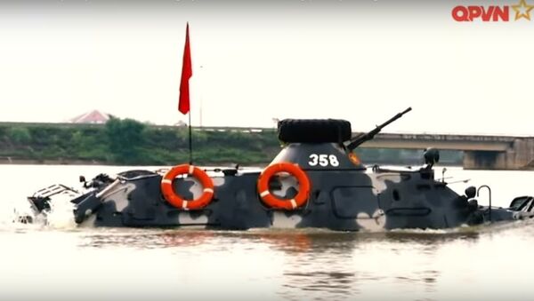 Sức mạnh Quân đội Việt Nam: Xe thiết giáp BTR-60PB huấn luyện vượt sông - Sputnik Việt Nam