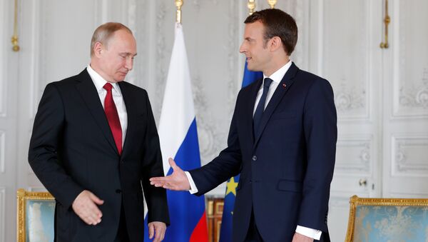 Tổng thống Nga Vladimir Putin va Tổng thống Pháp Emmanuel Macron - Sputnik Việt Nam
