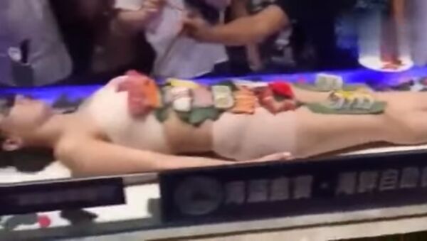 Giở trò sàm sỡ trong tiệc buffet bày trên cơ thể người - Sputnik Việt Nam