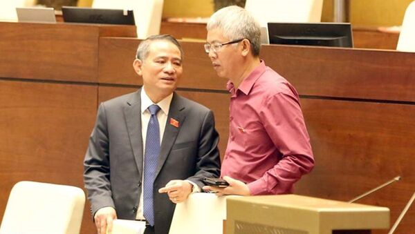 Bộ trưởng GTVT Trương Quang Nghĩa (trái) trao đổi với đại biểu Quốc hội - Sputnik Việt Nam
