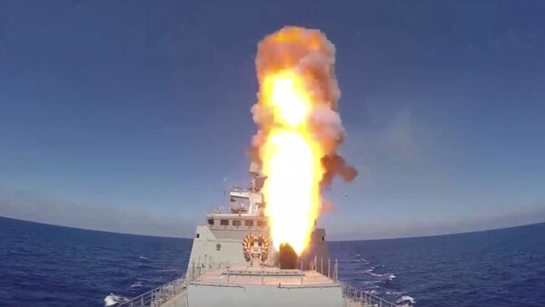 Phóng tên lửa hành trình Kalibr  từ boong tàu chiến hạm Đô đốc Essen. - Sputnik Việt Nam