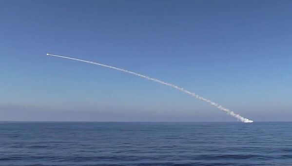 Phóng tên lửa hành trình Kalibr  từ tàu ngầm Krasnodar. - Sputnik Việt Nam