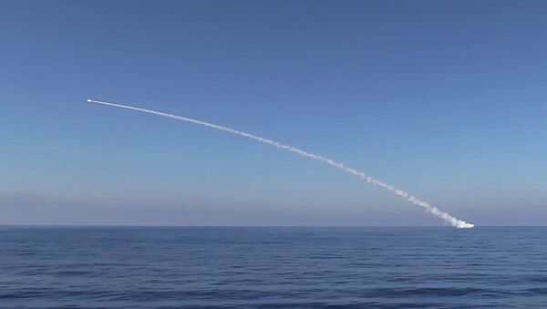 Phóng tên lửa hành trình Kalibr  từ tàu ngầm Krasnodar. - Sputnik Việt Nam