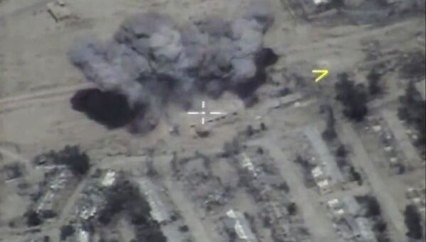 Tên lửa đánh trúng vị trí trú ẩn và thiết bị quân sự hạng nặng của phiến binh IS trên lãnh thổ Syria (Ảnh chụp màn hình) - Sputnik Việt Nam