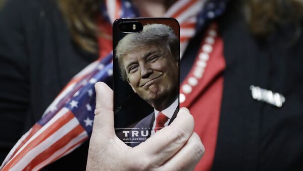 A woman holds up her cell phone before a rally with Republican presidential candidate Donald Trump, Thursday, Sept. 29, 2016, in Bedford, N.H. - Sputnik Việt Nam