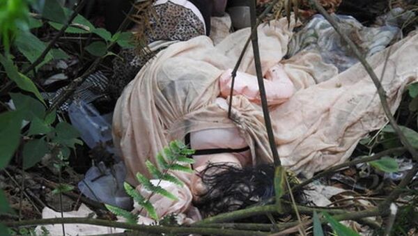 Một con búp bê bằng cao su bị vứt ngoài bãi rác trên núi bị dân làng hiểu nhầm thành xác thi thể 1 người phụ nữ và đi trình báo cảnh cảnh sát. - Sputnik Việt Nam