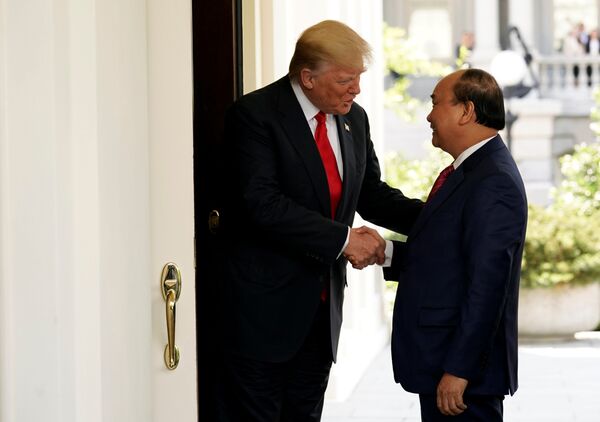 Tổng thống Mỹ Donald Trump chào đón ông Nguyễn Xuân Phúc tại Washington, DC - Sputnik Việt Nam