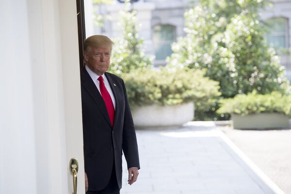 Tổng thống Mỹ Donald Trump chờ đón ông Nguyễn Xuân Phúc tại thềm phía Tây của Nhà Trắng, Washington - Sputnik Việt Nam